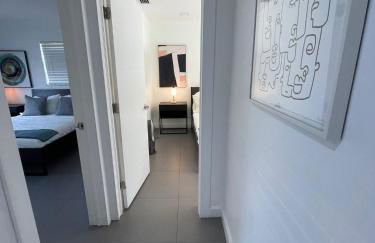 Stylish Pool Home - Photo 10