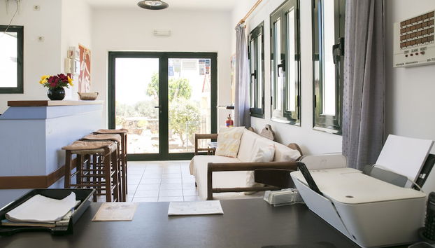 Check-in/check-out kiosk