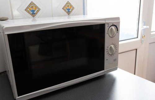 3 bed home sleeps 8 people located 1 min from train stop - Otley Terrace - Photo 9