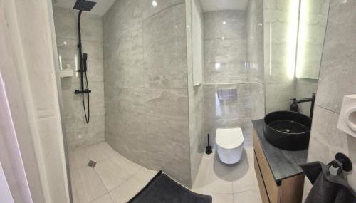 Maisonnette rénovée avec cour, clim et métro à 5 min - Foto 2