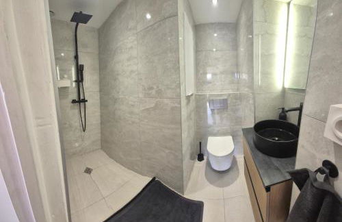 Maisonnette rénovée avec cour, clim et métro à 5 min - Foto 2