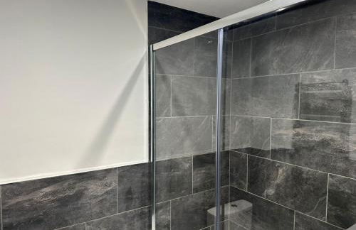 Adam Court Apartments - PE1 - Contractor Friendly - Choice of Studios or 1 Bed Apartments - Free Parking - Sofa Beds - Sky TV - Full Kitchen - Washer Dryer - WiFi - Foto 76