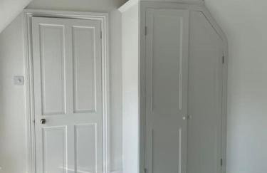 Double-Bed Bedroom, Living Room and Kitchenette, private Bathroom and Utility Room available at Willow House, Shepperton - Foto 9