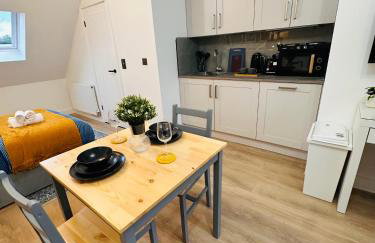 Luxury Self-Contained Studio Apartment near QE Hospital R1 - Photo 15