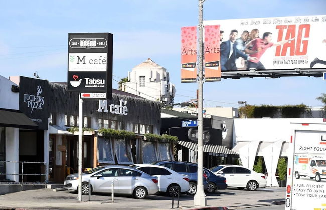 Spacious House on Melrose w Private Backyard Gym - Photo 25