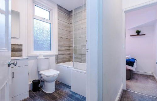 4 Bedroom House in Walkden with Free Parking, by Short Term Digs Short Lets & Serviced Accommodation - Foto 54