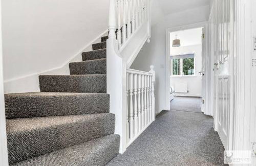 Modern 4-Bedroom Gem Family & Business Friendly - Foto 7