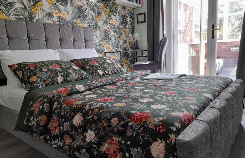 Cosy and Private with 55"TV and Dedicated Toilet Shower Space - Foto 6