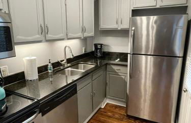 HISTORIC DOWNTOWN KING BED COTTAGE- PARKING and PATIO - Foto 44