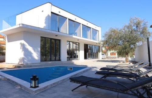 KRK, VILLA SOTTOVENTO WITH POOL, 8p - Foto 3