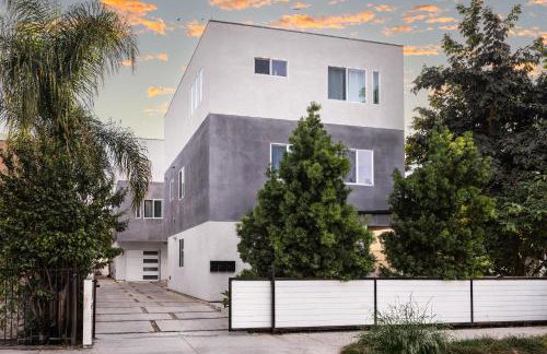 Spacious Luxury Villas in the heart of LA! Free parking and Jacuzzi - Photo 20