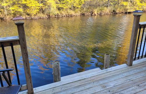 Hazel's Goose Creek Lodge - Private Riverfront! - Foto 18