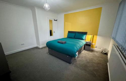 FERRY HOUSE - INVOICE and REDUCED PRICE only via SUNRISE SHORT LETS DUNDEE, 4 Bed House, Great for Contractors, Fully Equipped, Private Parking, Easy Ring Road Access - ASK SUNRISE SHORT LETS - and ONLY 5 Mins to STANNERGATE Ports - Foto 3
