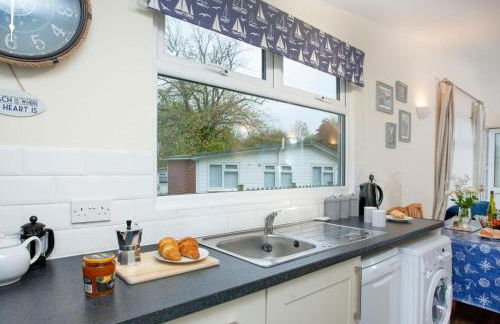 Sunnydaze-detached chalet with 2 bedrooms and 2 bathrooms and private parking outside door - Foto 8