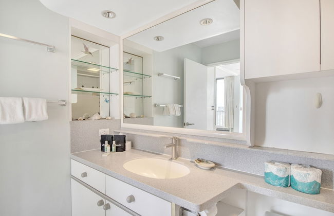 High Rise Ocean View Waikiki Condo, FREE Parking & Wi-Fi by Koko Resort Vacation Rentals - Foto 10