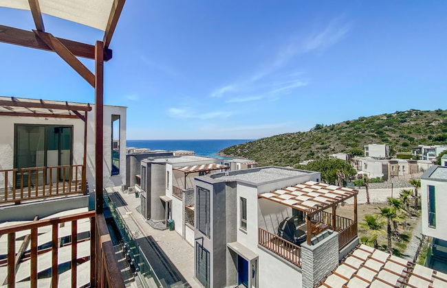 Sea View House w Balcony 3 min to Beach in Milas - Photo 1