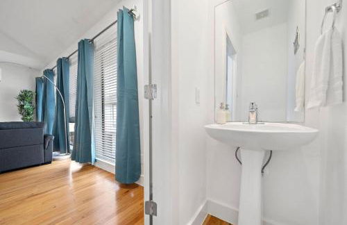 Houston Getaway by Downtown Pool Table Pets - Photo 14