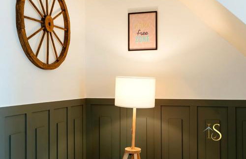 *Luke Stays Oswald Terrace* - Foto 4