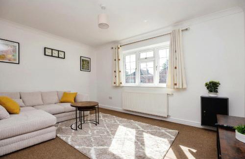 Modern Detached 4-Bedroom 2-Bath Home, Guildford - Photo 1