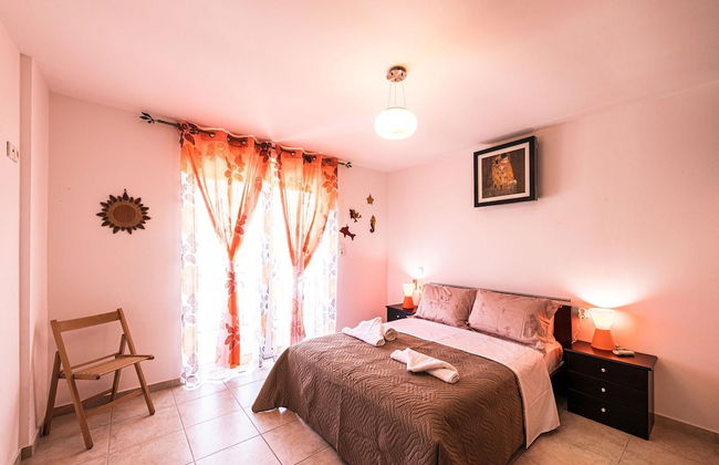 Villa Guinevere-with Private Pool - Photo 27