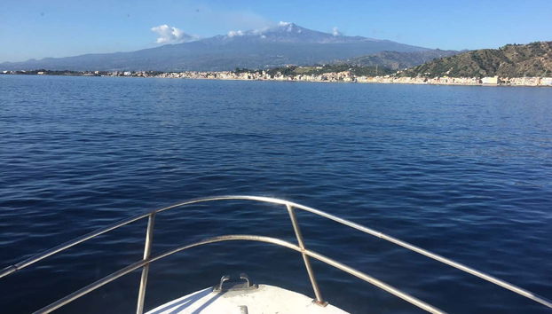 Contemplando l'Etna dall'imbarcazione