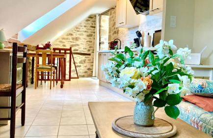 Lou Cambrou - Photo 1