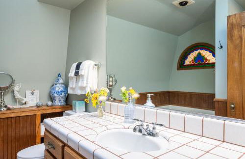 Forest Home with Deck, EV Station, King Beds - Foto 15