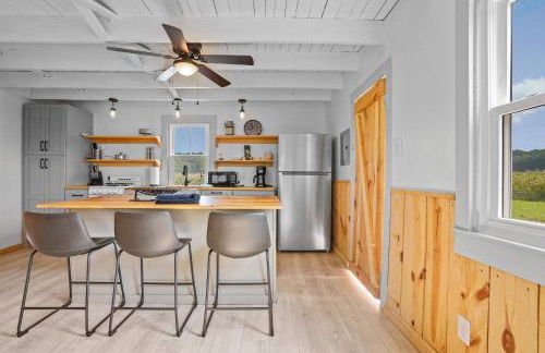 Charming 2BR with Fire Pit on Farm - 10 Min to Wharf - Foto 7