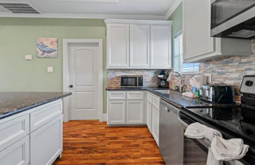 Charming Beachside Retreat: Steps from the Sand and Surf - Photo 13