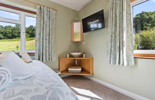 Stunning Countryside Home in Surrey by 53 Degrees Property, Ideal for Family Getaways, Private Tennis Court! - Foto 49