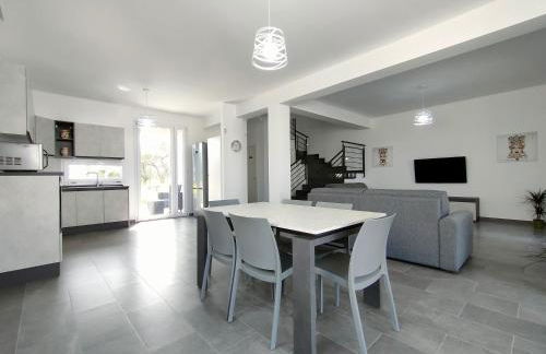 Villa Milicia - New Private Villa near Palermo and Cefalù with Pool, Sea View Terrace, Playground and Large Parking - Foto 2