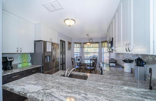 South Facing Pool with Stunning Lake View - Family Friendly Home - Nr Disney - Foto 9