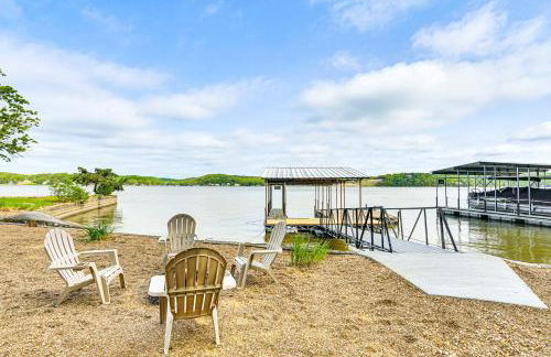 Beach and Dock! Lakefront Ozarks A-Frame Retreat - Foto 1