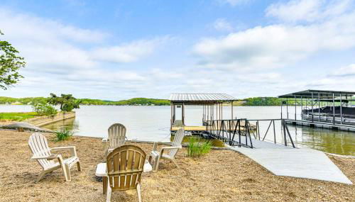 Beach and Dock! Lakefront Ozarks A-Frame Retreat - Foto 1