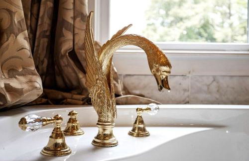 Spacious Villa Rental with a Pool for a Large Group near Catskill Mountains, New York - Photo 42