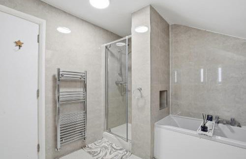 Spacious Ensuite Home near M6 with Driveway Parking - Foto 23