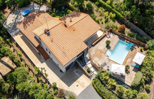 6BR Coastal Villa | Pool | Garden Serenity - Foto 1