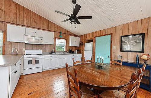 Shipwrecked Shack Waterfront House Boat on Land - Foto 15