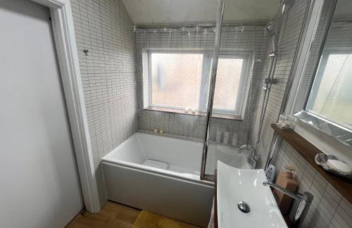 Luxury Smart 1-Bedroom Residence, Windsor,Slough, Sleeps 4, Garden, Parking - Foto 13