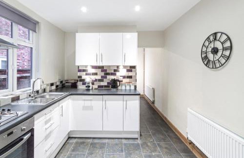 Home Away I 3BR Comfort Suite I Private Courtyard I Super Fast Wi-Fi I Free Parking - Foto 12