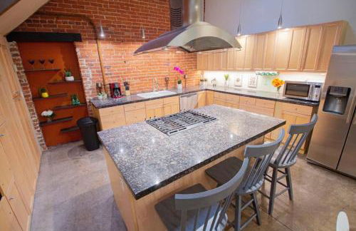 Trendy Modern Loft in Rino Art District - Photo 36