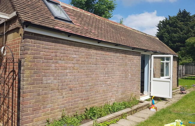 Cozy Studio in Luton - Photo 1