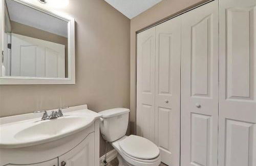 Spacious renovated 4br downtown home w firepit sleeps 8+ - Photo 16