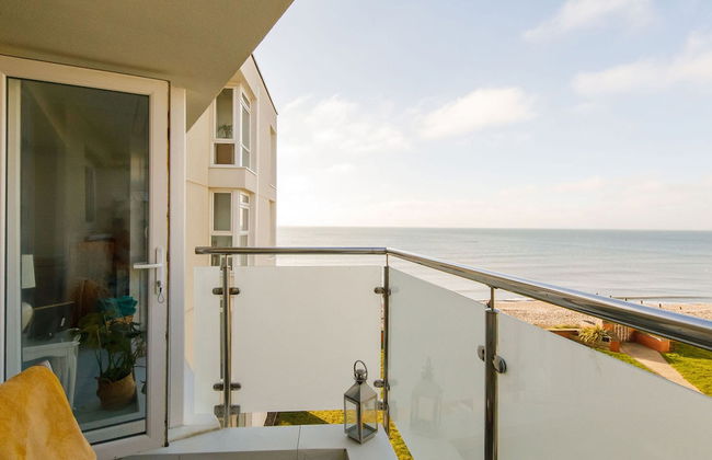Two Bed Seafront Escape in East Wittering - Photo 1