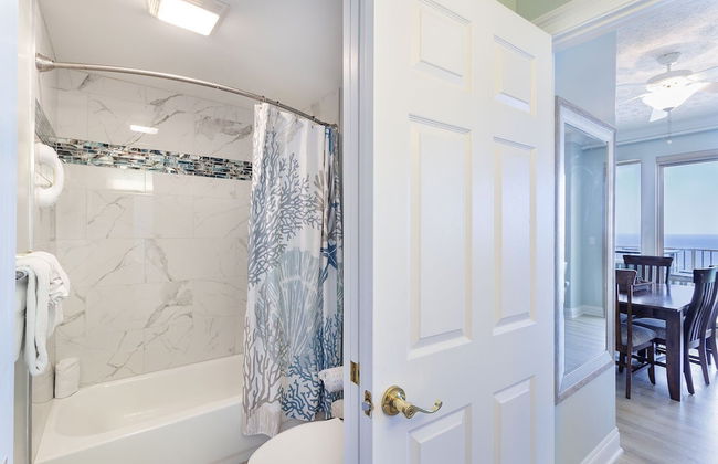 Wondrous Oceanfront Condo with Free Poolside WiFi - Unit 1105 by RedAwning - Foto 15