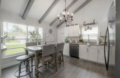 Central Perk Retreat | Heated Pool + Zoo 1 Block! - Foto 9