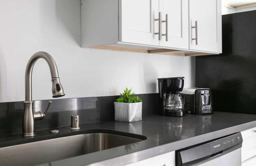 Enjoy Stylish 3BR Apt Sleeps 6 with Free Parking - Foto 7