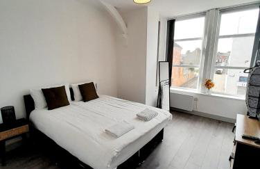 Modern 2 Bed Apartment, Desborough, Kettering, Sleeps 5, Free Parking, WIFI, Ideal for Contractors, Professionals, Families and Relocations - Photo 3