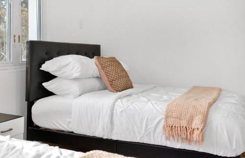 Fire and Fun Luxe Stay w Pool Hot Tub and Game Room - Foto 13