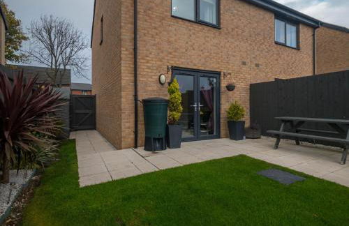 Modern 2 Bed House with Parking and Garden - Photo 18